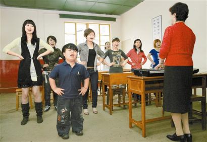 父母举债供1.1米高儿子学艺(组图)