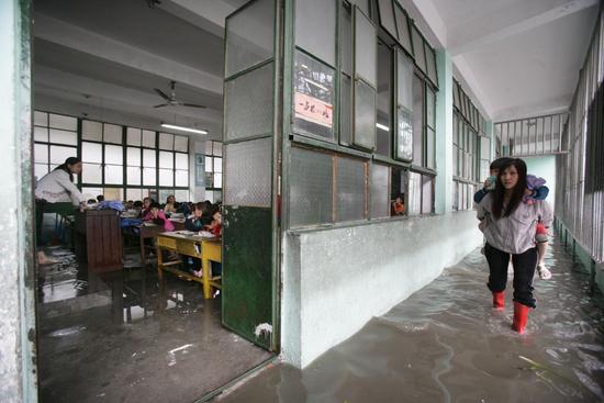 福州暴雨致学校堵路 老师背600多学生放学(图
