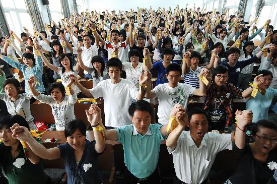 图文:扬州大学的师生们为灾区人民呐喊加油
