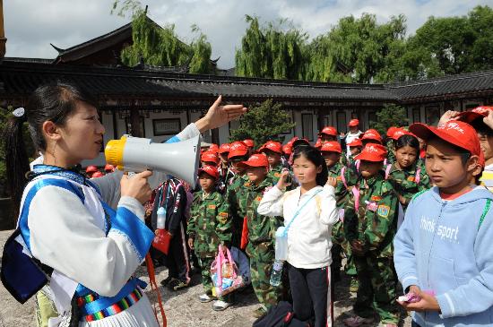 图文:灾区孩子和丽江学生一同游览古城