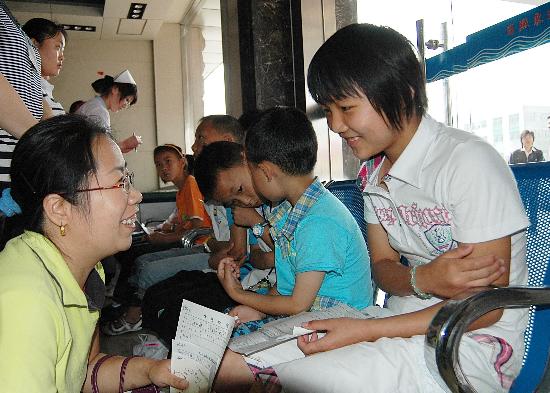 图文:四川地震灾区的孩子在日照体检