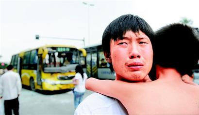 公交车追尾夹死年轻女孩(组图)