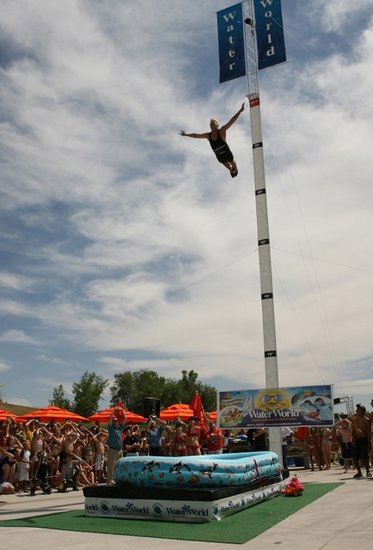 47岁运动员从10米高空跳入0.3米水池破纪录
