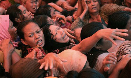 富户发善款引万人蜂拥23人因踩踏死亡(组图)