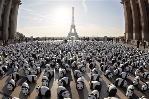 组图：巴黎广场放置1600只纸熊猫