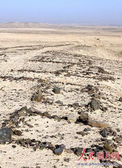 新疆火焰山北戈壁发现神秘怪石圈(组图)