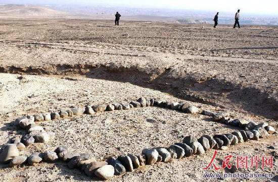 新疆火焰山北戈壁发现神秘怪石圈(组图)