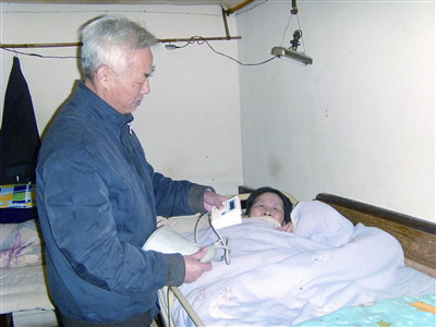 老人照顾卧床老伴15年发明尿液报警器(组图)