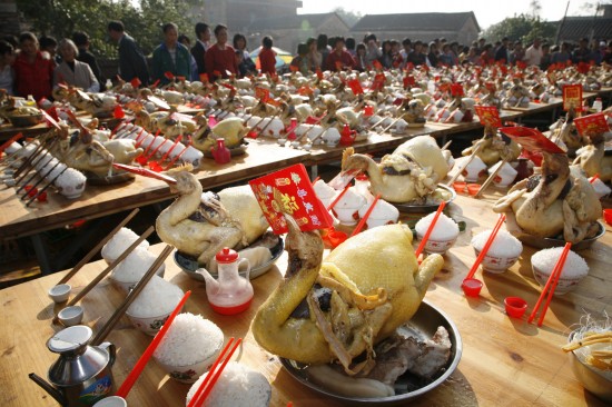 组图村民在祠堂前摆百鸡宴祈福