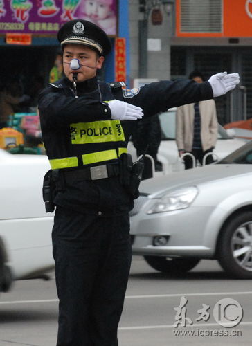 图文:福建福州交警戴空气过滤鼻罩执勤