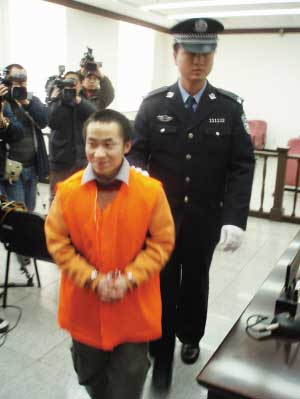 群众演员为引导演注意砸镜头获刑4年(组图)