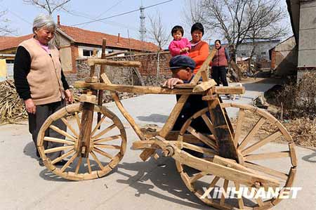 组图：木匠用木头造自行车