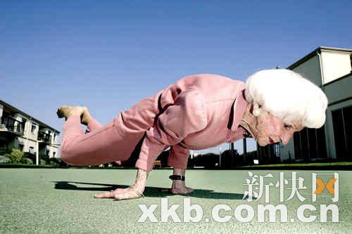 83岁女瑜珈教师能做出各种高难度动作(组图)