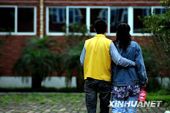 组图：戒毒所内的特殊婚礼