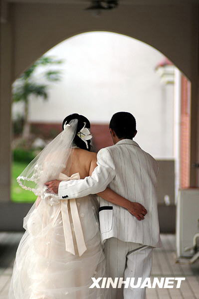 组图：戒毒所内的特殊婚礼