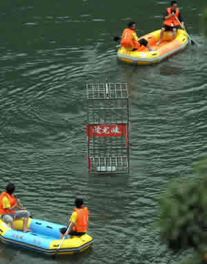 魔术高手被锁铁笼沉入深水30秒内逃生(组图)