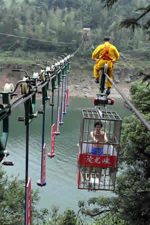 魔术高手被锁铁笼沉入深水30秒内逃生(组图)