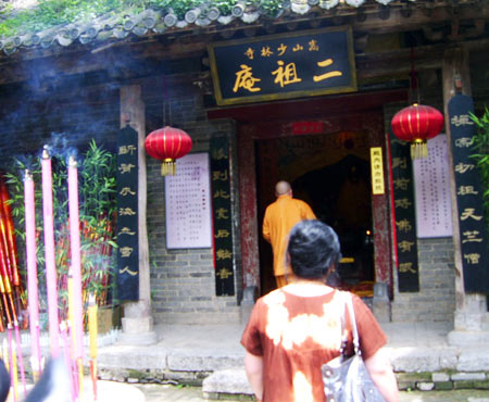 10余村民扮和尚在少林景区算命骗钱日收入5万