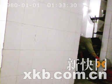 记者卧底酒楼曝光厨师在炒锅中洗扫帚(组图)