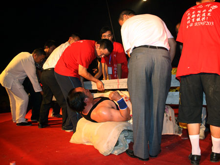 马戏团长腹部能承受约两吨重量(组图)