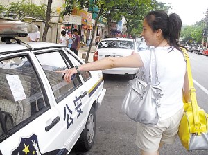 交警给警车贴罚单称法大于情(组图)