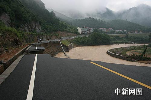 两乡长抗洪落水至今下落不明(组图)