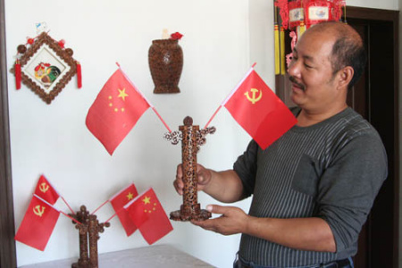 男子用野核桃做华表模型贺国庆(组图)
