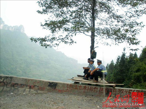 交警在悬崖旁搭建执勤台(组图)
