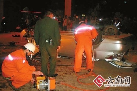 轿车飞下20米高立交桥致2死1伤(组图)