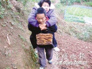 丈夫18年来背着瘫痪妻子出门(组图)