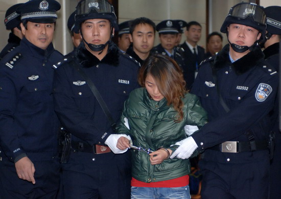 女子打胎后假扮护士偷婴骗男友女婴回父母身边