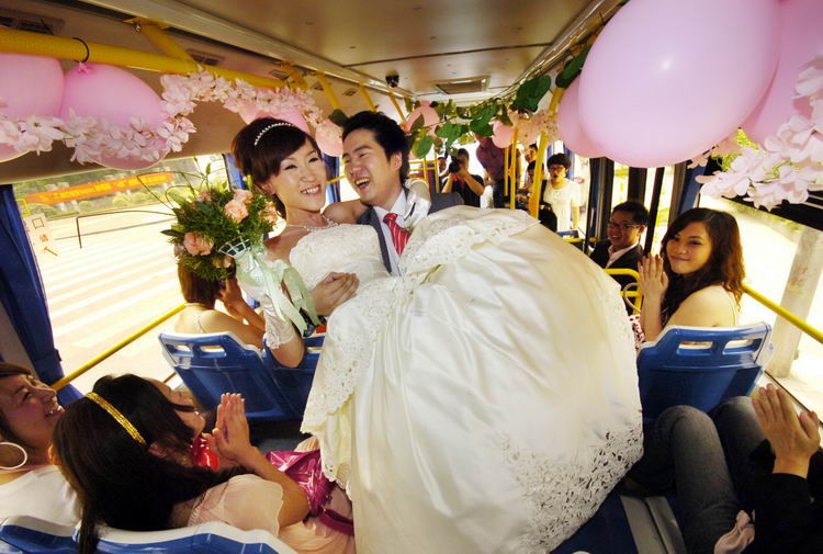 图文：一对新人在公交车上举行婚礼_新闻中心_新浪网