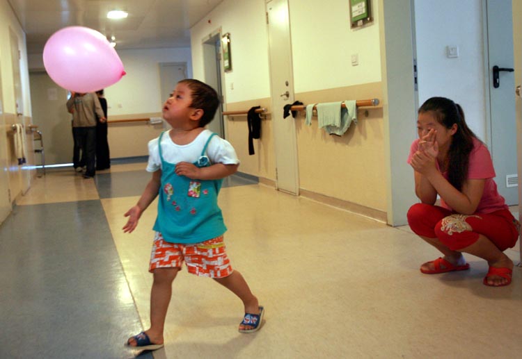 图文:患白血病女孩在医院玩气球