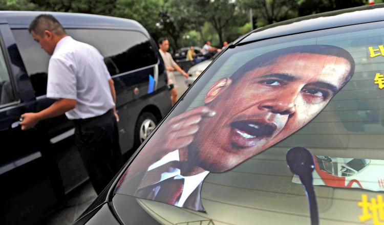 图文:市民将奥巴马照片贴车上激励自己要打拼