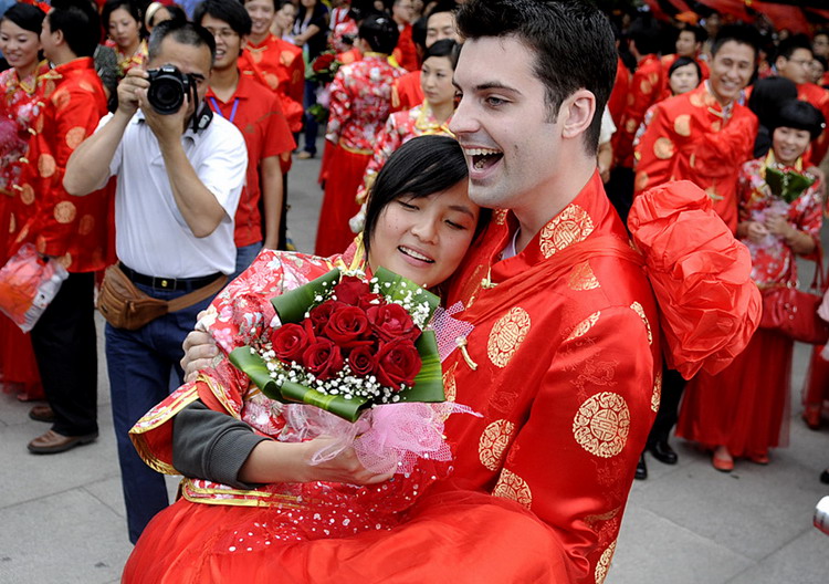 图文:穿中国传统服装的外国新人拍照