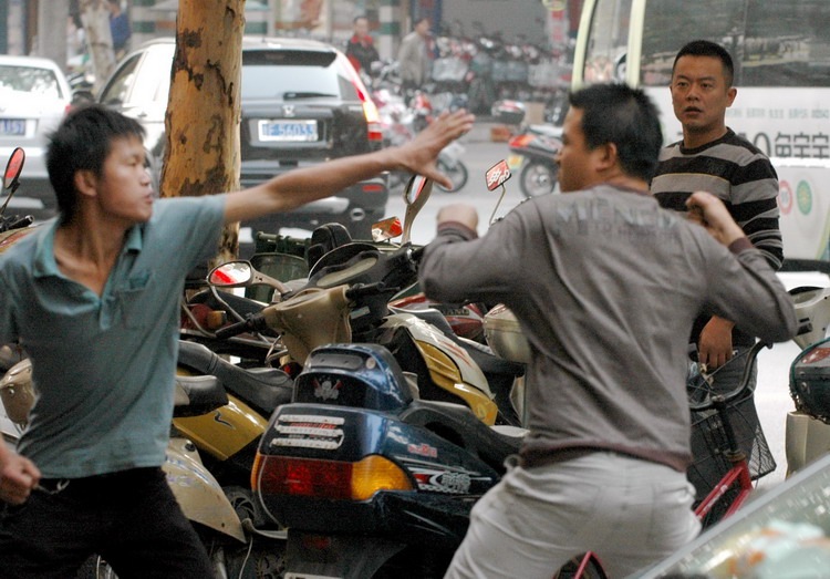 图文:两名年轻男子拳脚相加互不相让_新闻中心_新浪网