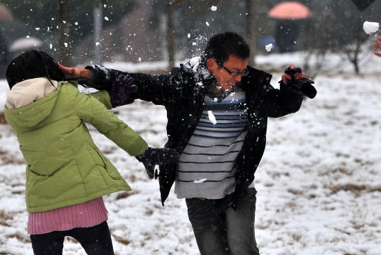 图文:两名年轻人在金华街头打雪仗