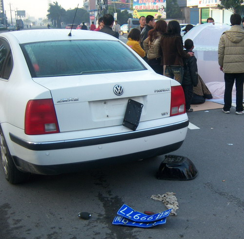 交通施救车指使醉驾肇事司机卸车牌 未救伤者