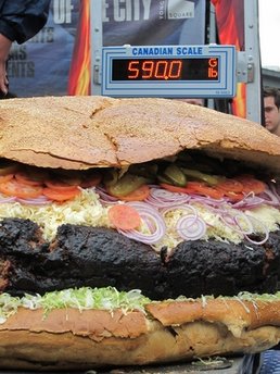 多伦多烤肉师傅制作268公斤大汉堡(组图)