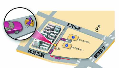 老太不堪汽车骚扰搬沙发堵住小区道路(组图)