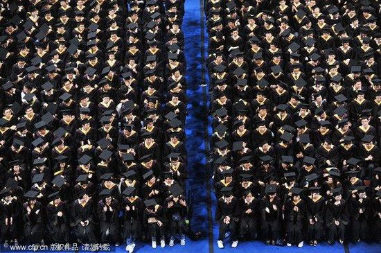 武汉高校一次为7000余学生授学位创纪录(图)