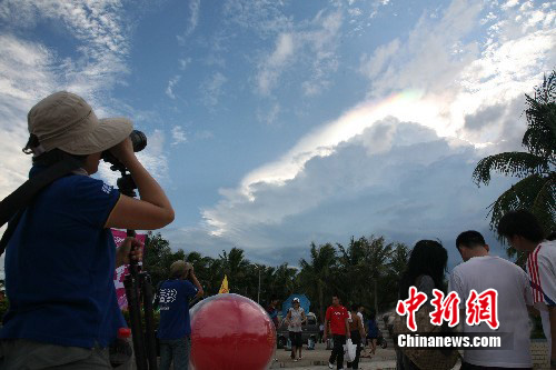 组图：海南海口上空出现七彩云景观