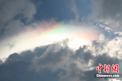 组图：海南海口上空出现七彩云景观