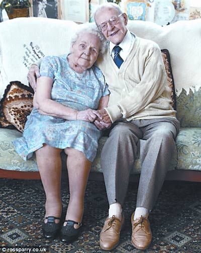 英国婚龄最长夫妇结婚77年年龄之和208岁(图)