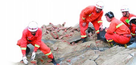 在建楼房因建材不合格垮塌压死包工头妻子(图)