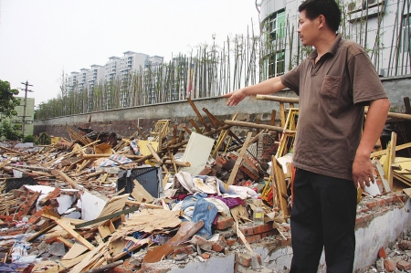 15户居民出门躲水灾时房屋遭强拆(组图)