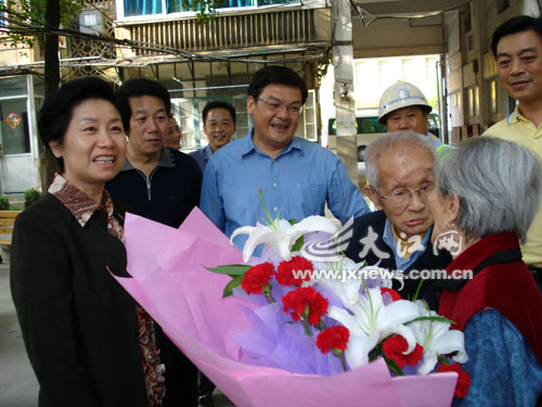 南昌婚龄最长夫妻执手走过81年(图)