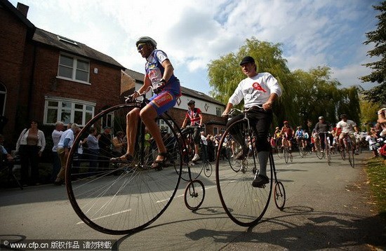 组图：英国举行复古自行车骑行比赛