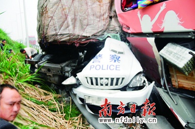 京港澳高速重大交通事故致1名交警殉职(图)