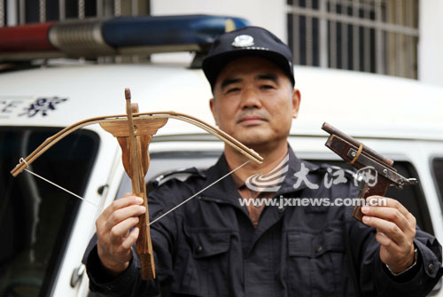 老人患重度精神病在家自制枪弩图